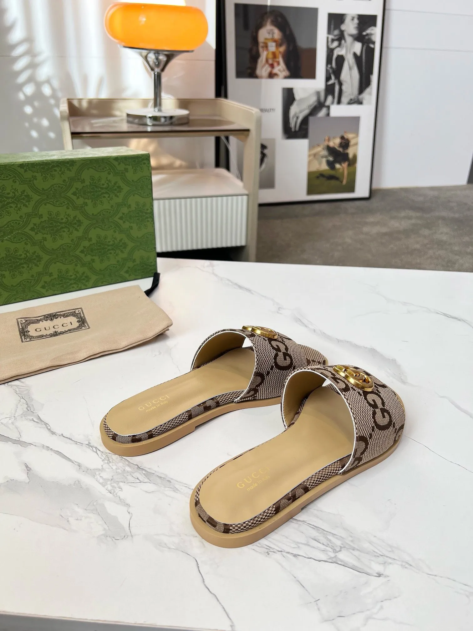 👟👟Ex-factory price 380👟👟 GUCCl 2025 spring and summer new style casual interlocking double G sandals for women. This piece is from the Gucci Lido collection, and its design is inspired by the summer style and beach clubs of the Italian coast. Archive designs from the 1970s infuse the brand with glory. Get inspired by this iconic era. The "Gucci March of Love" series continues to explore the aesthetic connotation of the brand's archived logos in a new way, while at the same time embracing the classic elegance and charm. Code Number: 35-43#